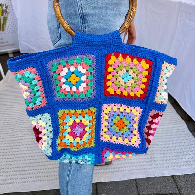 Blaue Granny-Square-Tasche mit Bambushenkeln