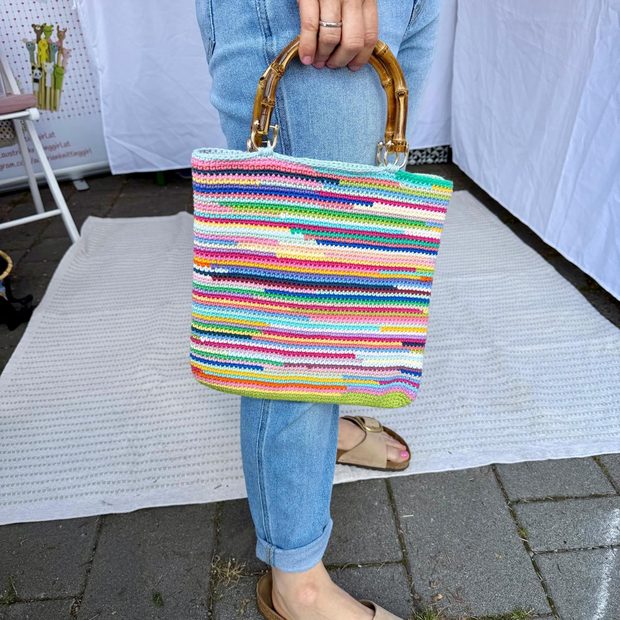 Bunt gestreifte Häkeltasche mit Bambushenkeln