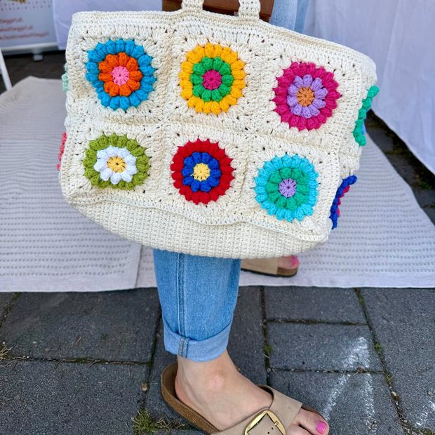Cremefarbene Häkeltasche mit bunten Blumen