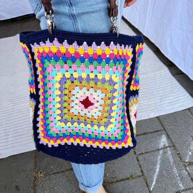 Dunkelblaue Granny-Square-Tasche mit Lederhenkeln