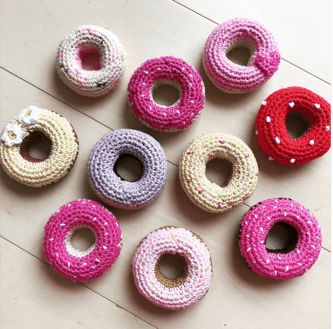 Gehäkelte Donuts in Rosa, Pink und Rot