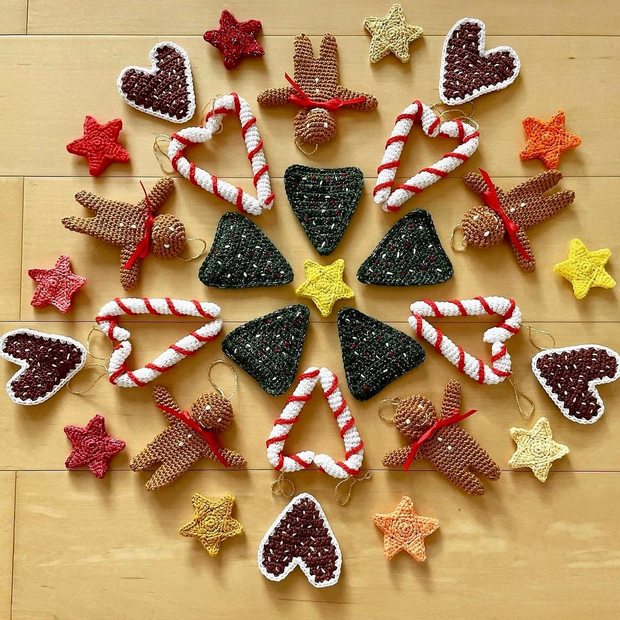 Gehäkelter Christbaumschmuck: Sterne, Herzen und Lebkuchenmänner