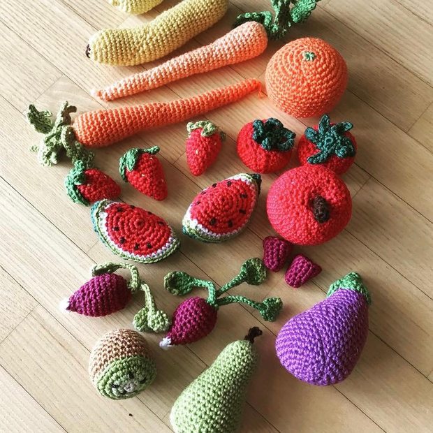 Gehäkeltes Obst und Gemüse: Karotten, Erdbeeren, Melonen, Radieschen, Melanzani und mehr