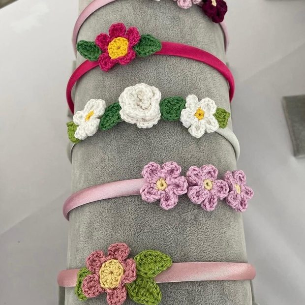 Haarreifen mit gehäkelten Blumen in Rosa, Pink und Weiß