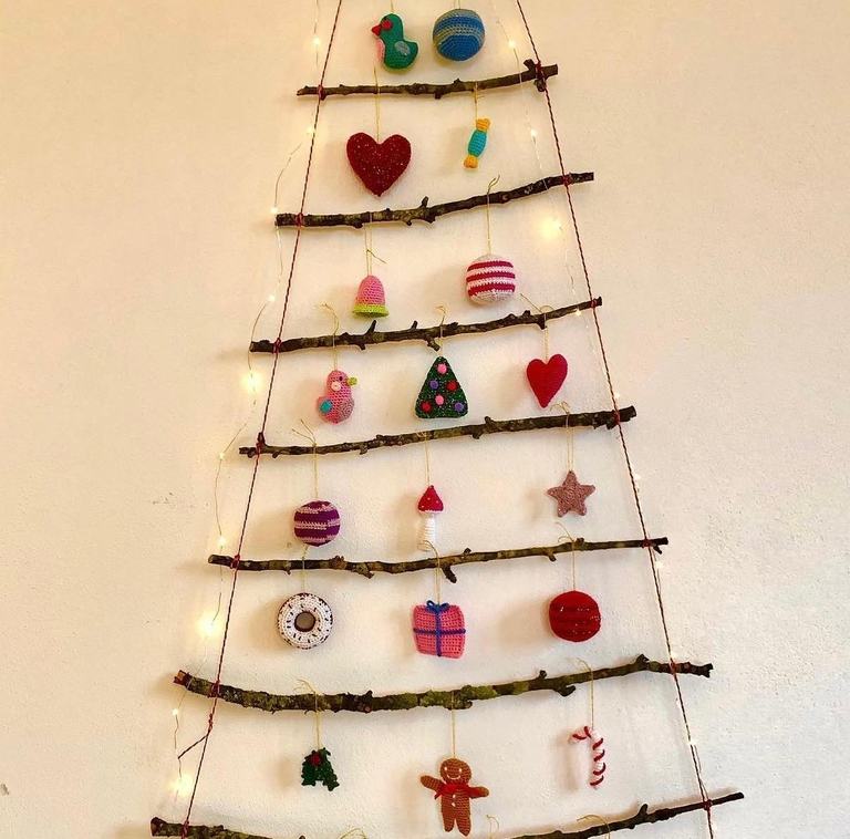 Wand-Weihnachtsbaum aus Ästen mit gehäkelten Anhängern – ideal als Adventkalender-Füllung
